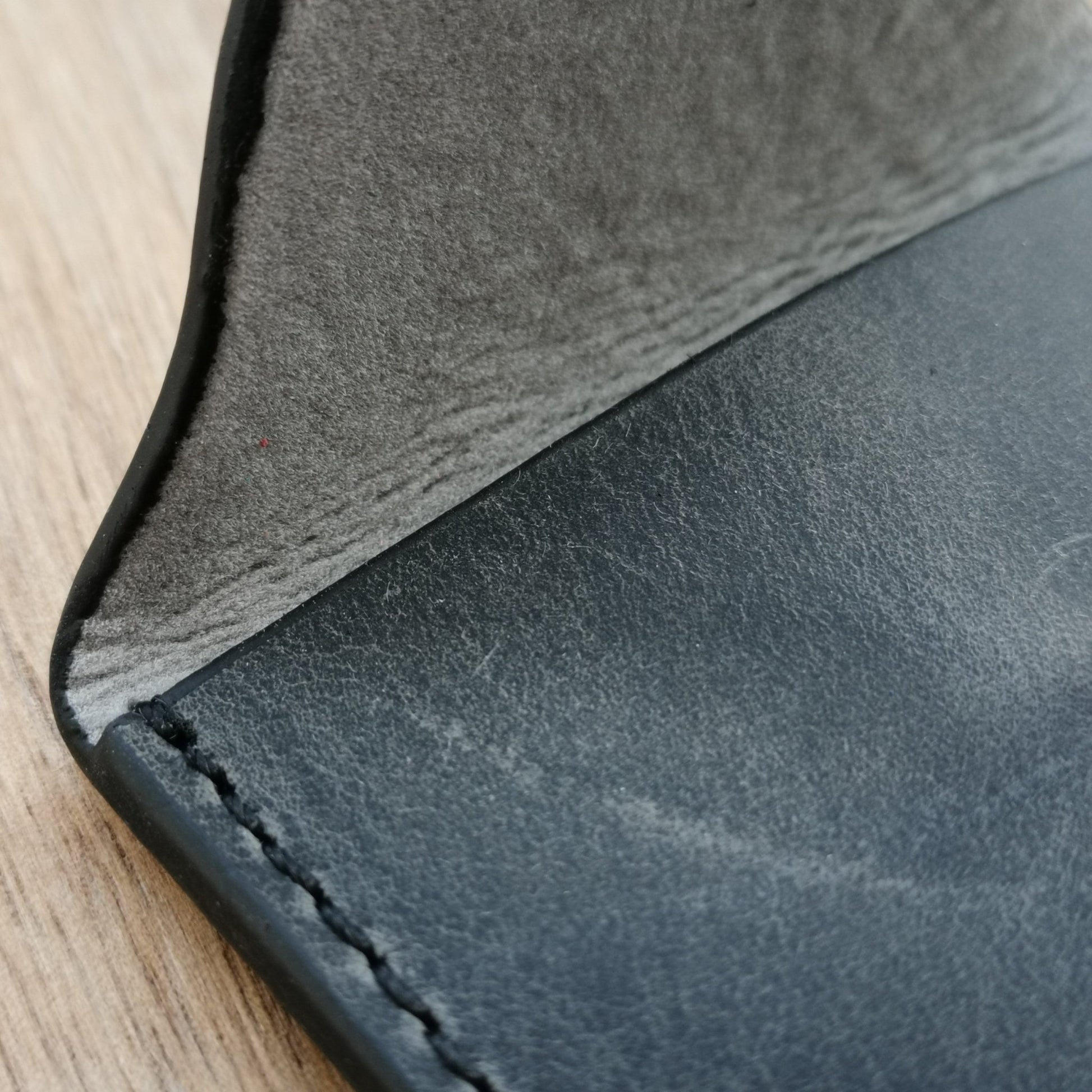 Soft light grey microfibre lining on the dallas grey full grain leather watch case.
